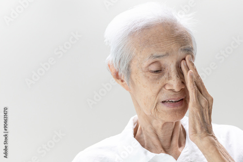 Obraz na plátne Asian senior woman with Age-related macular degeneration(AMD), degenerative of t