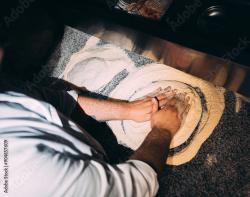 Homme pizzaiolo préparant les aliments d'une pizza italienne