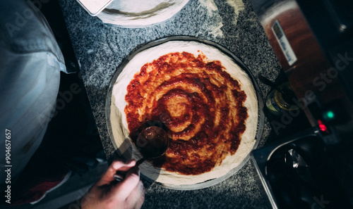 Homme pizzaiolo préparant les aliments d'une pizza italienne