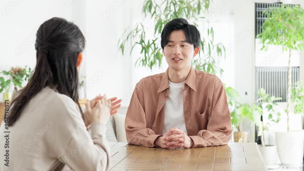 リビングで深刻な話をするカップル