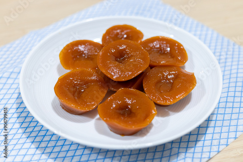 Kutsinta(cuchinta) are Filipino steamed cakes made with flour, tapioca flour, and brown sugar..