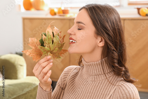 Young woman with autumn lea...