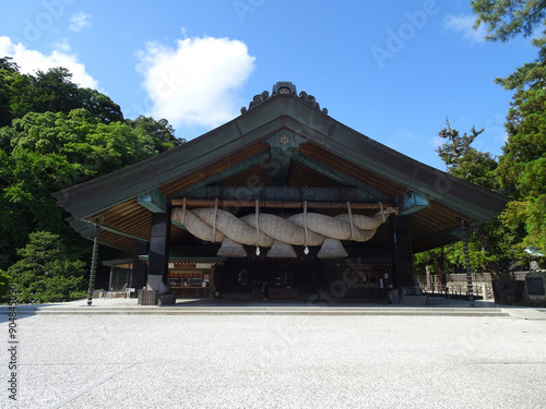 日本最大級の大しめ縄、出雲大社の神楽殿(かぐらでん) 写真