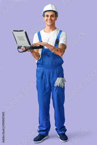 Male car mechanic with lapt...