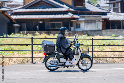 バイクに乗るお坊さん photo