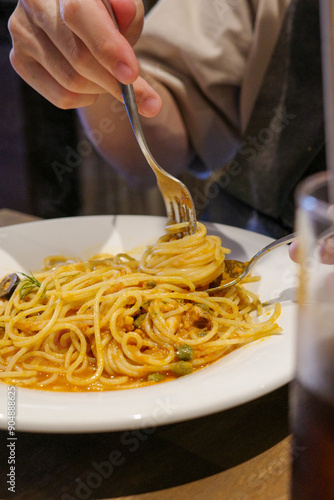 パスタを食べる