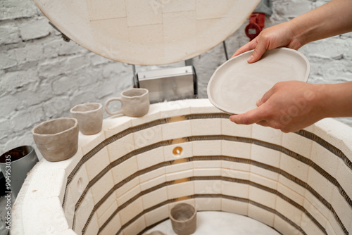 Slika na platnu Heating pottery to extremely high temperature with isolation