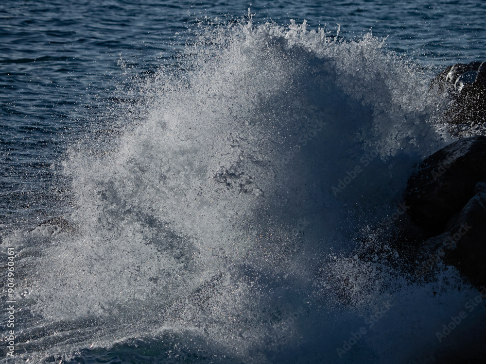 Naklejka premium Splashing water on the quay wall