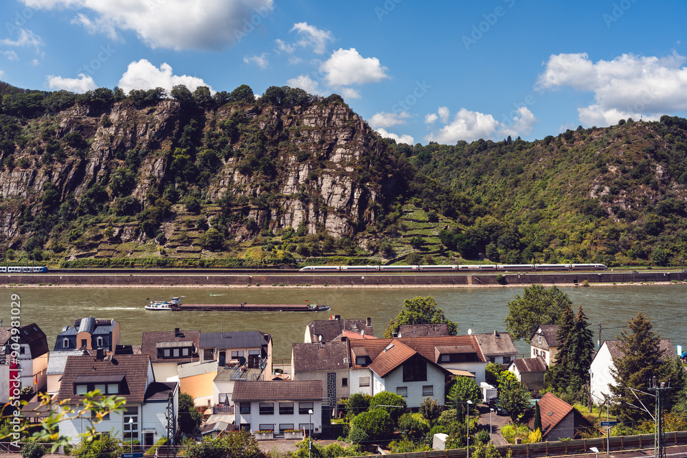 Felswand und Weilerbachtal gegenüber von Kestert, Juli 2024