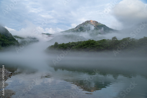 早朝に霧がかかる大正池と焼岳 上高地