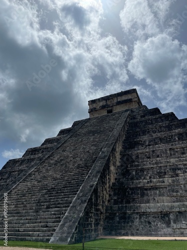 mayan pyramid in chichen itza