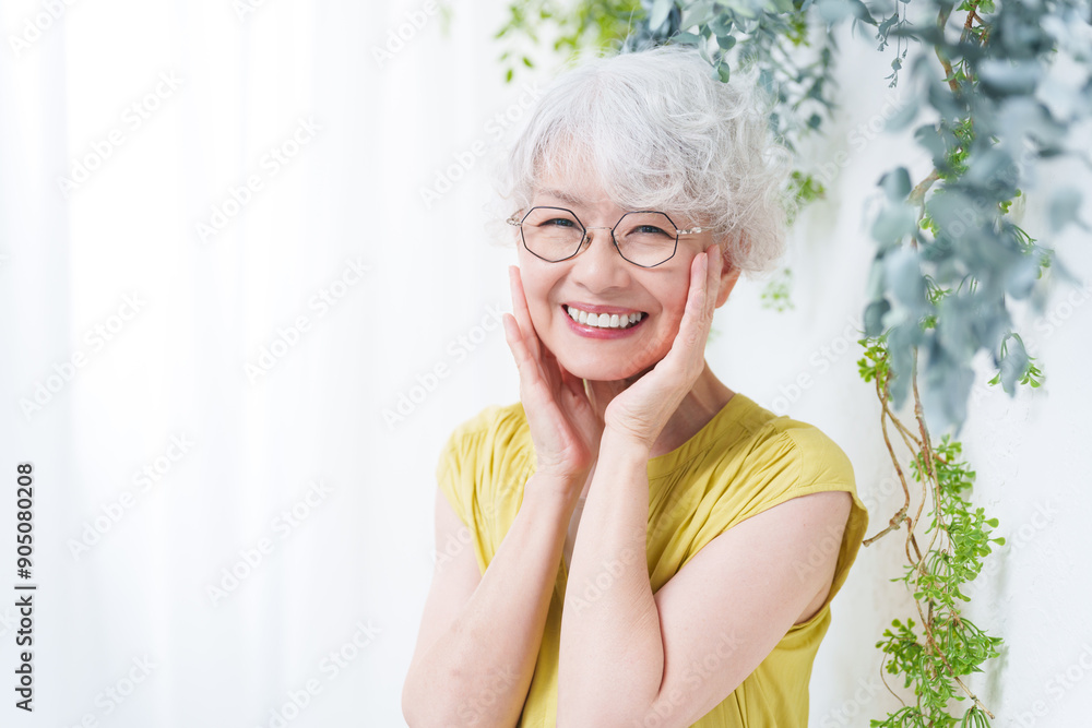 笑顔のシニア女性(美容・スキンケア) 笑顔のシニア女性(美容・スキンケア)