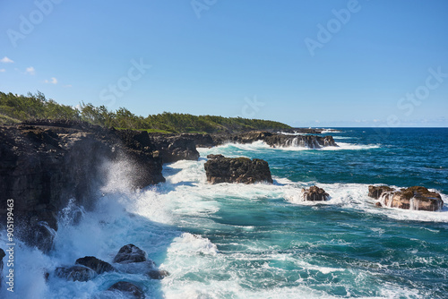 Foto Coastline rock formations on the south part of Mauritius island, Le Souffleur, P