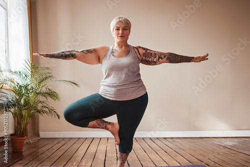 Frau macht zu Hause Yoga