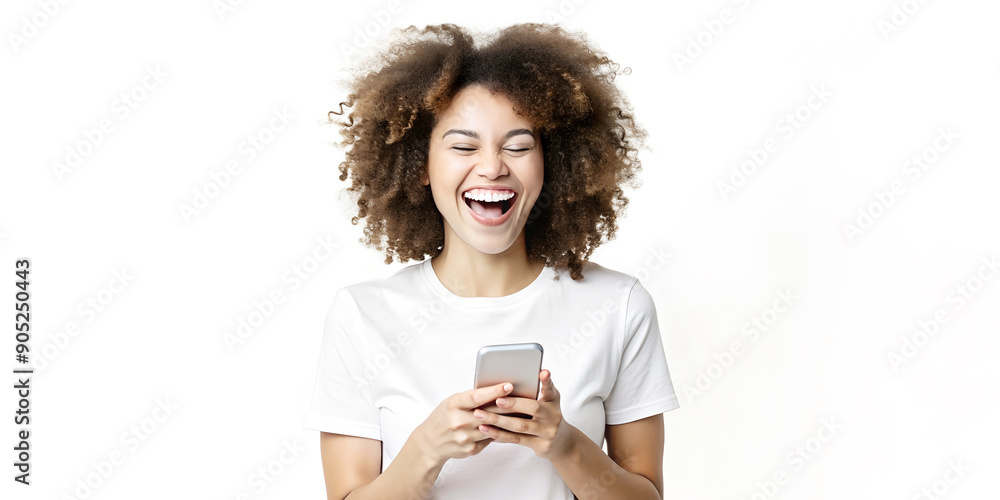 Mujer feliz sujetando un smartphone. Mujer afro riendo con camiseta blanca. Chica castaña riéndose sobre fondo blanco. Mujer aislada con celular de última generación. Mujer feliz sujetando un smartphone. Mujer afro riendo con camiseta blanca. Chica castaña riéndose sobre fondo blanco. Mujer aislada con celular de última generación.