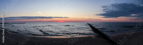 Panel kuchenny z motywem morze, ocean, plaża, fale, woda, wzburzone morze, niebo, słońce, lato, chmury, krajobraz, spienione fale,