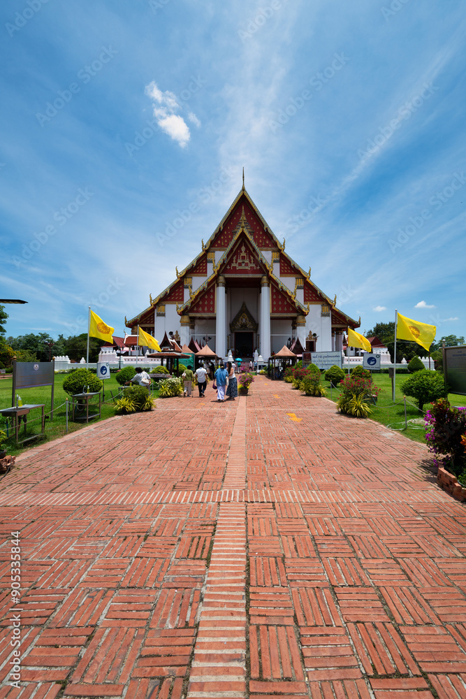 Obraz premium Phra Nakhon Si Ayutthaya District, Wat Phra Mongkhon Bophit, Thailand, July 07, 2024, Colossal Reclining Buddha.