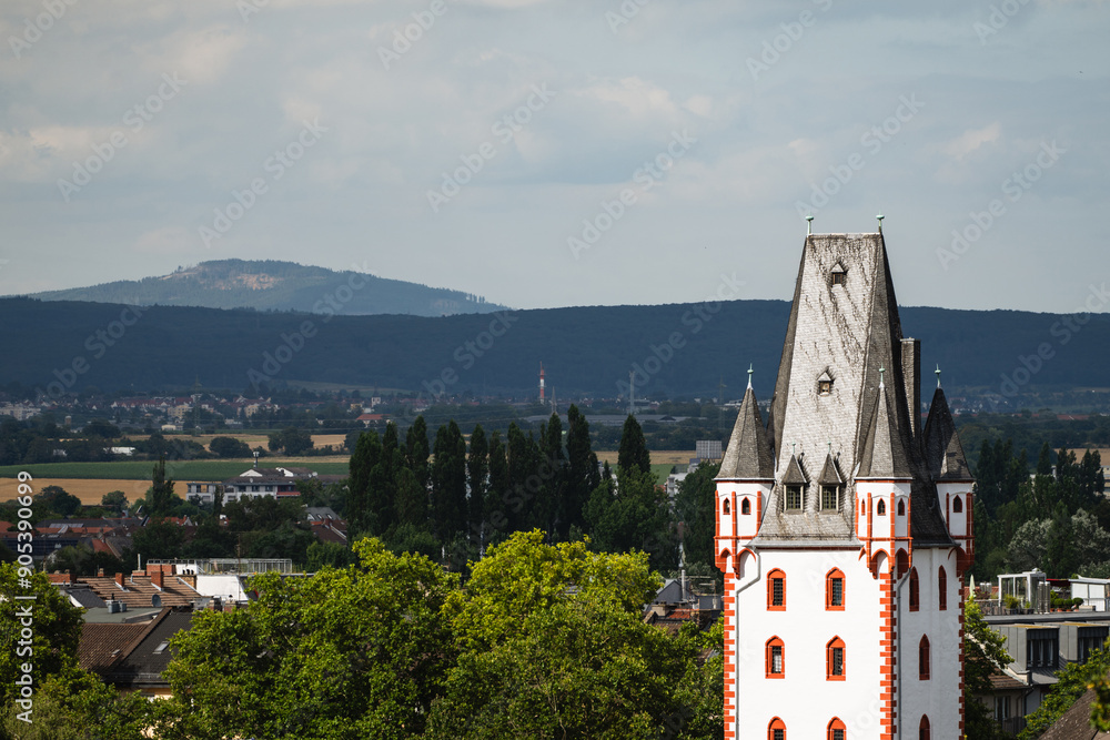 Holzturm in Mainz mit Altkönig im Taunus, Juli 2024