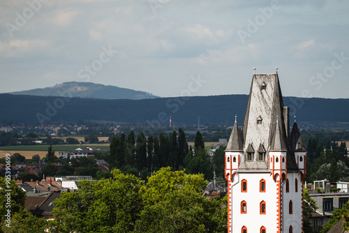 Obraz na płótnie Holzturm in Mainz mit Altkönig im Taunus, Juli 2024 w salonie