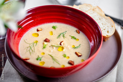 Creme de couve-flor tostada, com amêndoas e endro.
Roasted cauliflower cream, with almonds and dill.