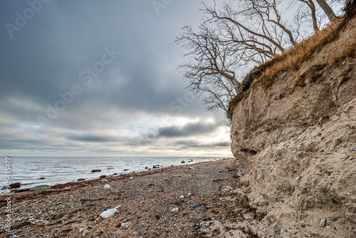 Die malerische Steilküste bei Katharinenhof auf der Ostseeinsel Fehmarn nach dem Sturm, im Herbst 2023