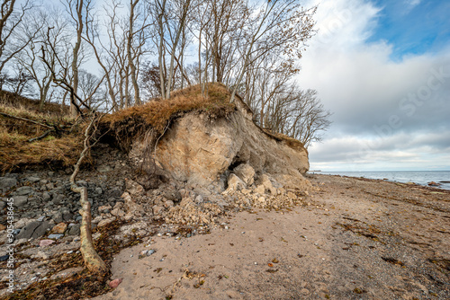 Bild auf Leinwand Strand an der malerischen Steilküste bei Katharinenhof, auf der Ostseeinsel Fehm