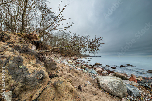 Fototapeta Naklejka Na Ścianę i Meble -  Die malerische Steilküste bei Katharinenhof auf der Ostseeinsel Fehmarn nach dem Sturm, im Herbst 2023