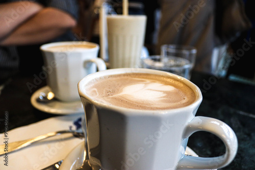 Café con leche en una cafetería photo