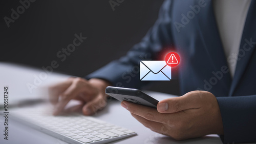 Foto Email hacked warning alert notification, junk mail, scam malware spreading virus on message alert virtual on smartphone