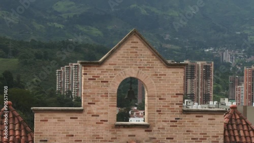 Zoom out de Campana de Capilla Colombiana