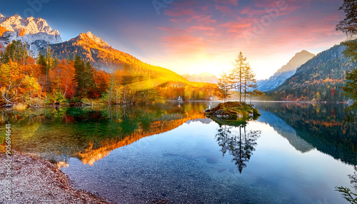 Herbstlandschaft in den Bergen mit Bergsee 