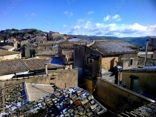 Veduta dei tetti di Vizzini imbiancati da un po' di neve. photo