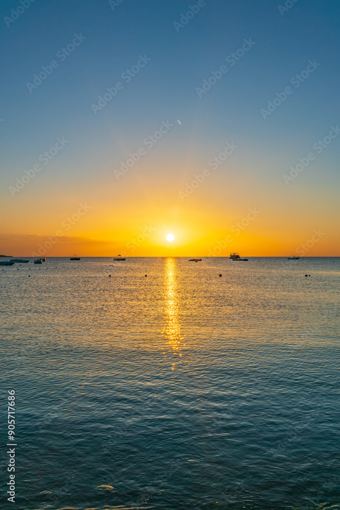 Obraz premium Sunrise over the sea. Panoramic seascape.