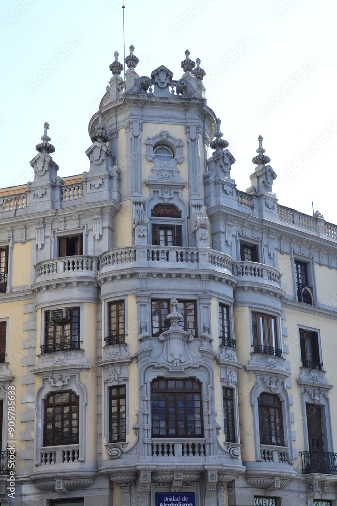 Madrid, Espagne, 20 juillet 2015 : Façade d’un batiment ancien situé au croisement de Gran viaet de la rue de l'alcala Madrid, Espagne, 20 juillet 2015 : Façade d’un batiment ancien situé au croisement de Gran viaet de la rue de l'alcala