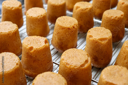 パン屋のキッチンで整列した焼きたての丸いパン