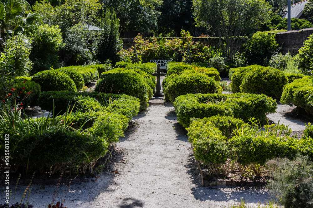 Obraz premium Beautifully manicured courtyard garden at historic home in Charleston, South Carolina 