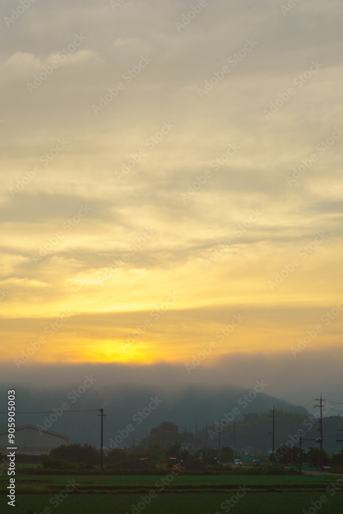 Fototapeta premium 山に沈む夕日