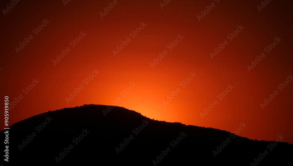 Obraz premium Burning sunset on the mountain