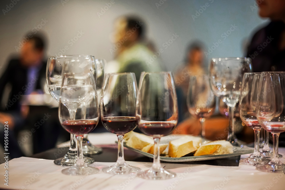 Obraz premium Wine Tasting Event with Blurred Background