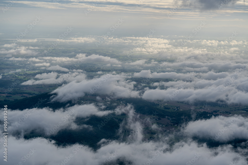 Obraz premium The sky is filled with clouds, creating a moody and somewhat ominous atmosphere