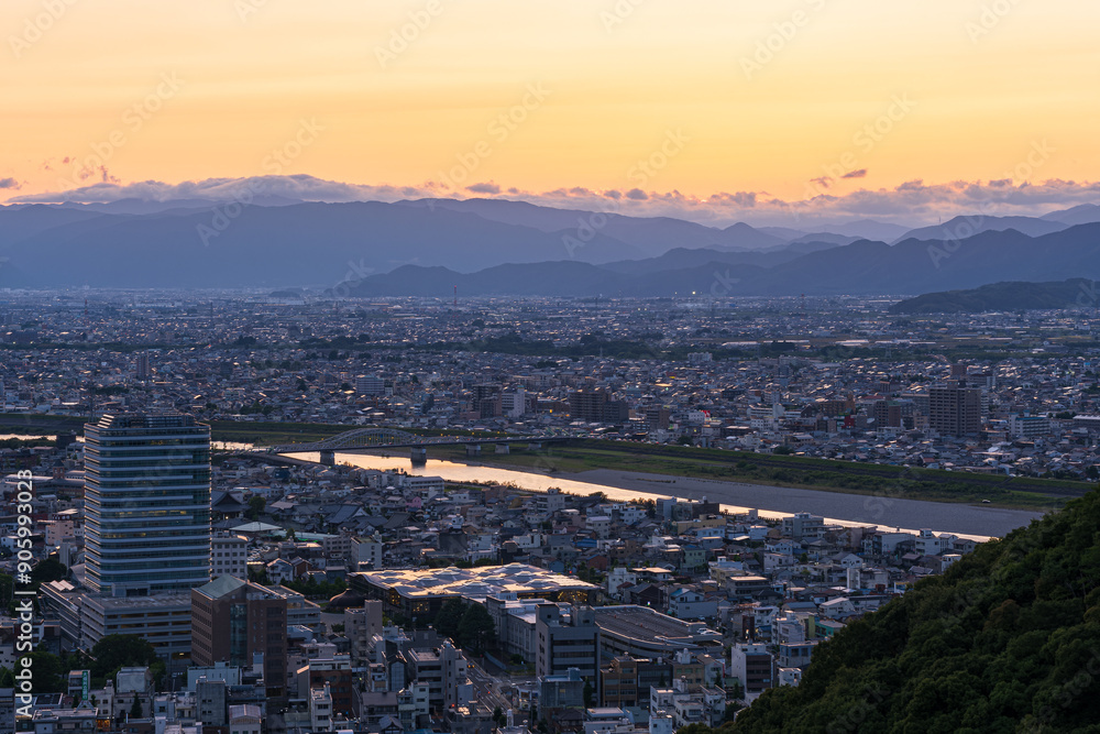 Obraz premium 展望台から見た黄昏の薄暗くなった街の眺望（岐阜県）