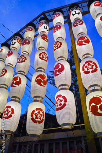 夏の風物詩である京都祇園祭の宵山の提灯と山鉾
