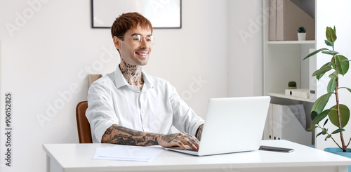 Young tattooed businessman ...