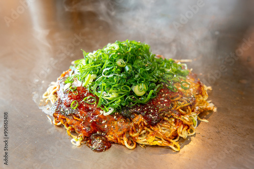 Obraz na plátně 鉄板で焼く美味しそうなお好み焼き