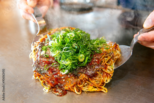 Fotografie 鉄板で焼く美味しそうなお好み焼き