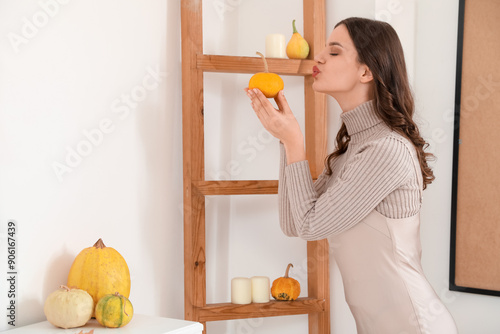 Young woman with pumpkin bl...