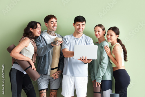Group of sporty young peopl...
