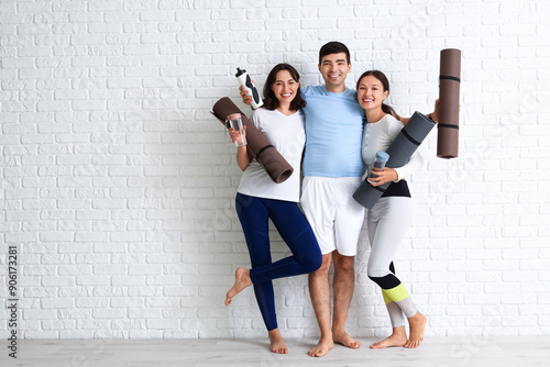 Sporty young people with yo...