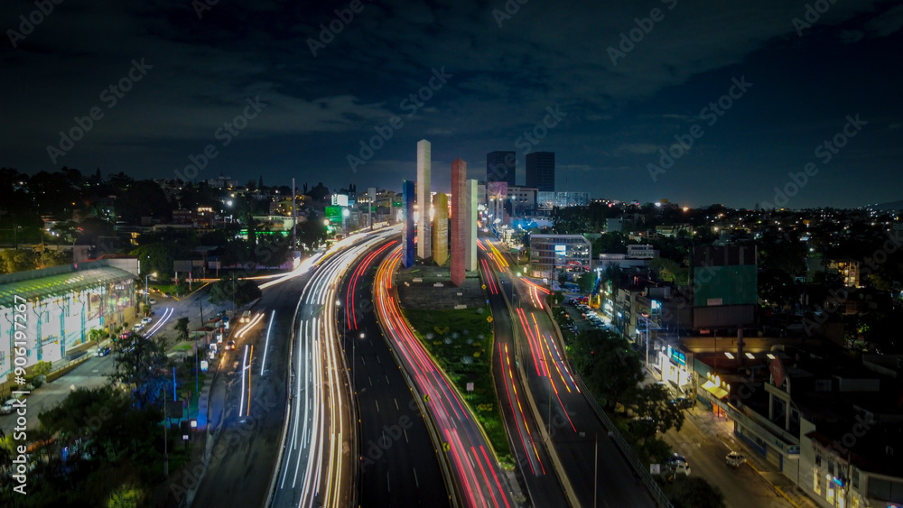 Obraz premium long exposure photography of one of the busiest streets in the state of Mexico, in satellite city