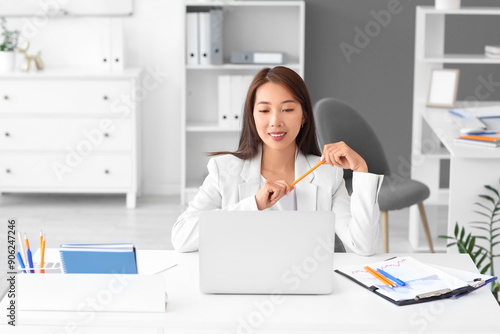 Young asian businesswoman w...